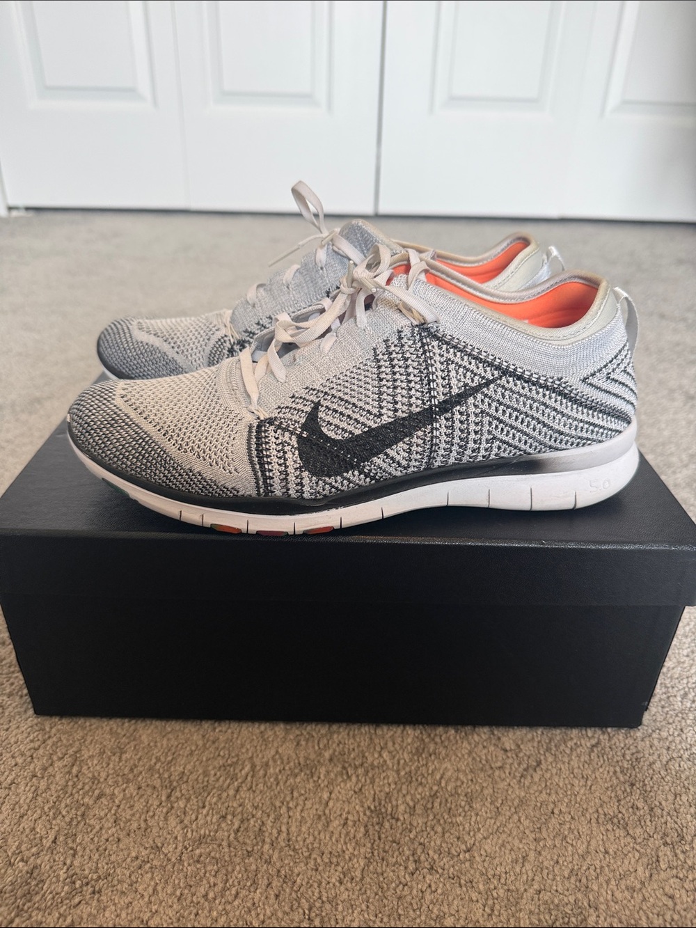 Nike Women’s Flyknit Trainers - Light Gray/Black with Coral Lining